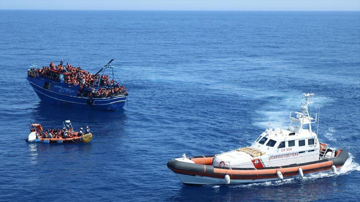 El barco de salvamento ha rescatado a las personas que iban en la barcaza a la deriva.