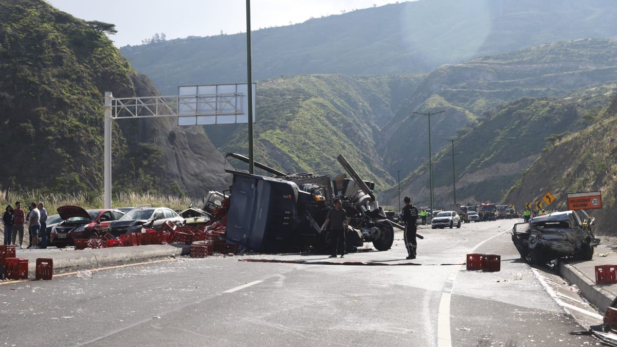 El paso hacia el norte de la provincia de Pichincha se volvió caótico pasadas las 13:00 de ayer.
