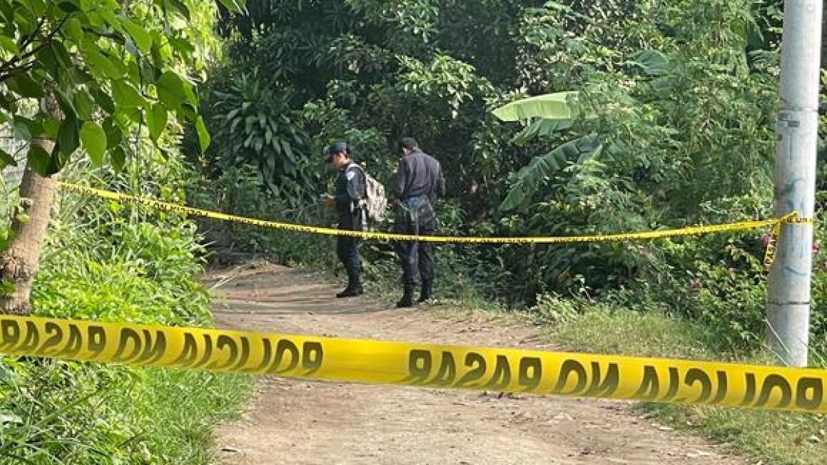 Las autoridades locales llegaron al punto para levantar los cadáveres y acordonar el área.