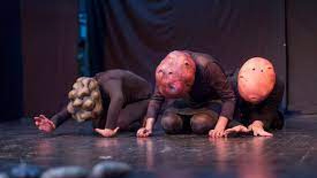 La actriz y dramaturga Juana Guarderas lidera la obra de teatro.