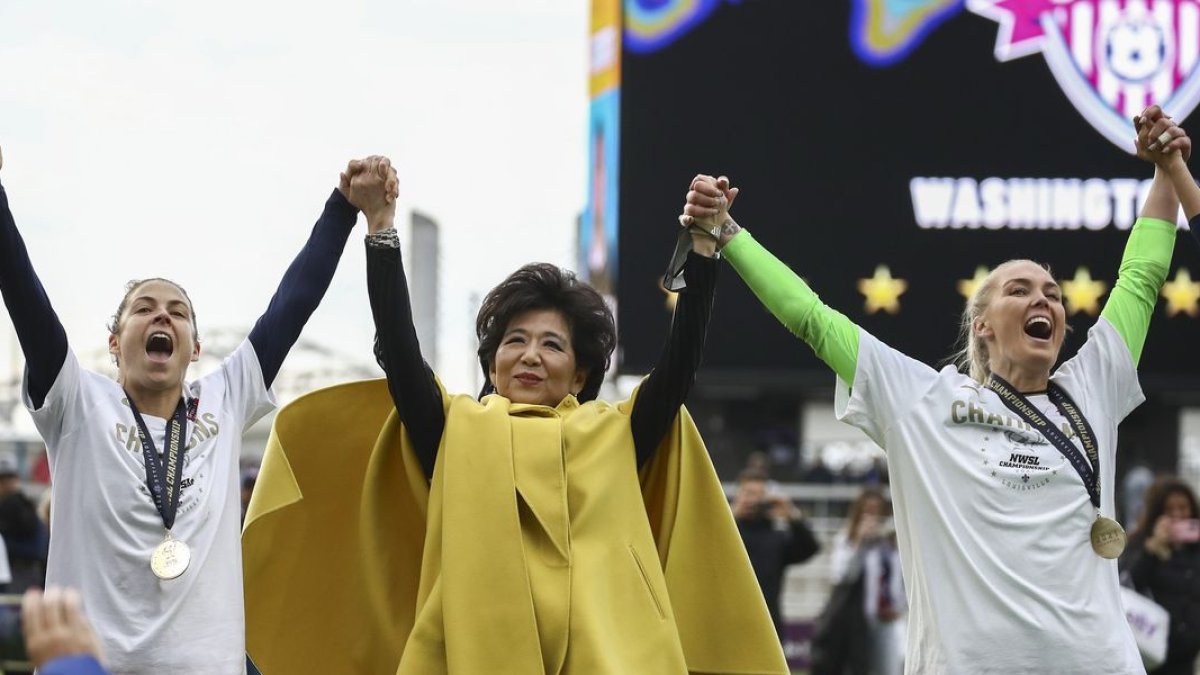 Michele Kang (c) junto a las jugadoras del club Washington Spirit, actual líder de la liga estadounidense de balompié.