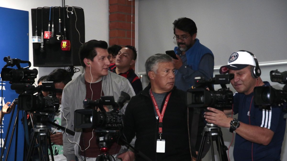 Prófugos de la justicia plantean querellas contra la prensa por publicar información de interés general.