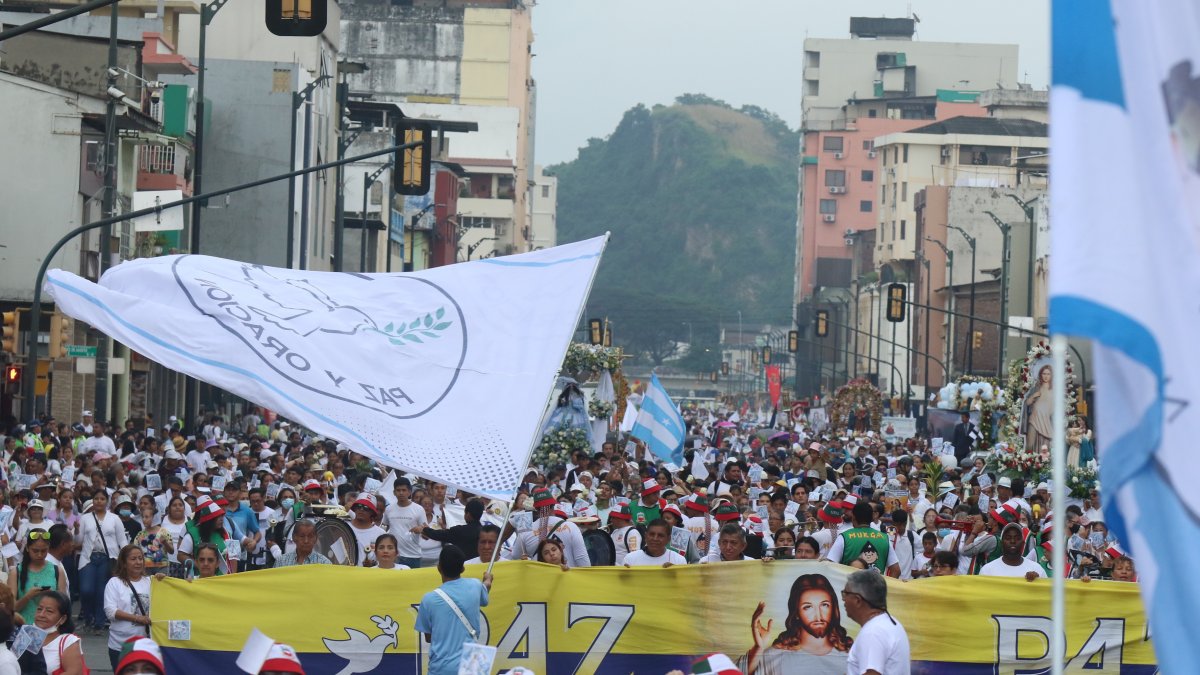 Los rostros. Niños y adultos mayores hicieron la caminata y nunca dejaron de orar. Con bastillas, en sillas de rueda o andador se movilizaron muchos.