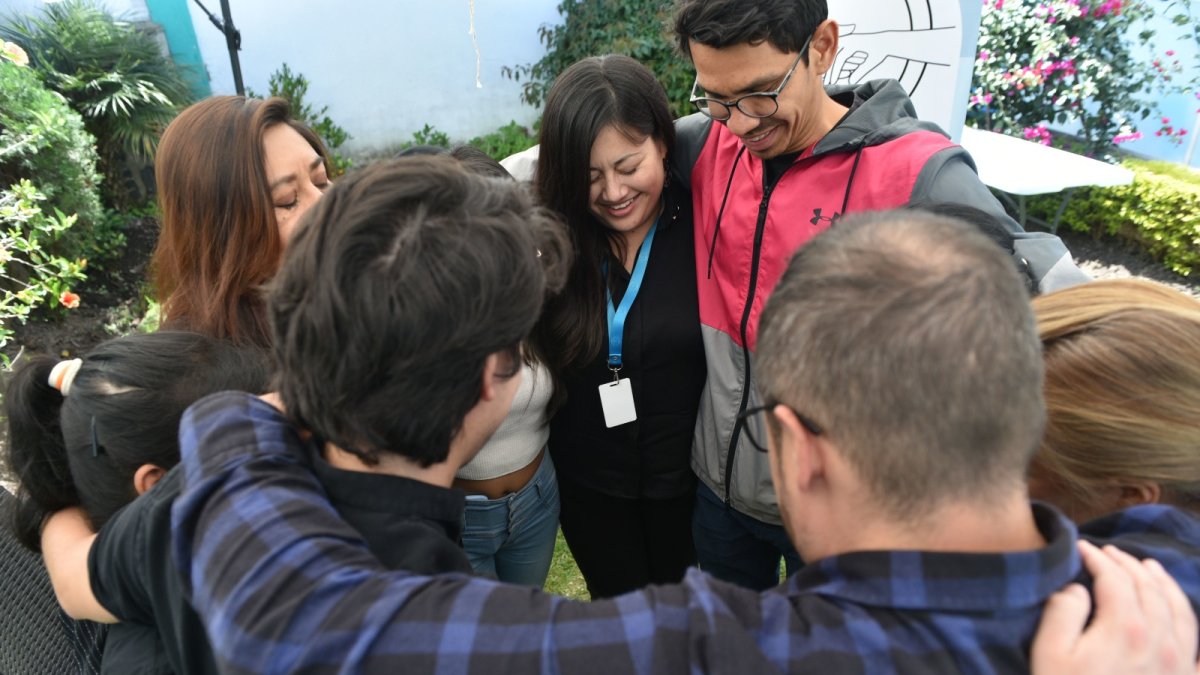 Terapia. Uno de los grupos de apoyo es dirigido por Jessy Gallardo (de negro), facilitadora comunitaria que da servicio de atención emocional. Hay 10 facilitadores preparados en terapia interpersonal.