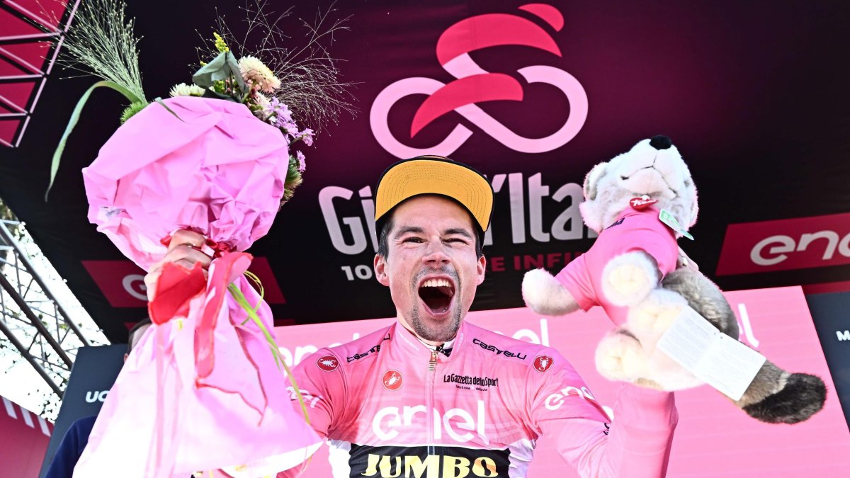 El ciclista esloveno Primoz Roglic (Jumbo Visma), con el jersey rosa, celebra en el podio tras vencer en la penúltima etapa y meterse líder en la general del Giro de Italia