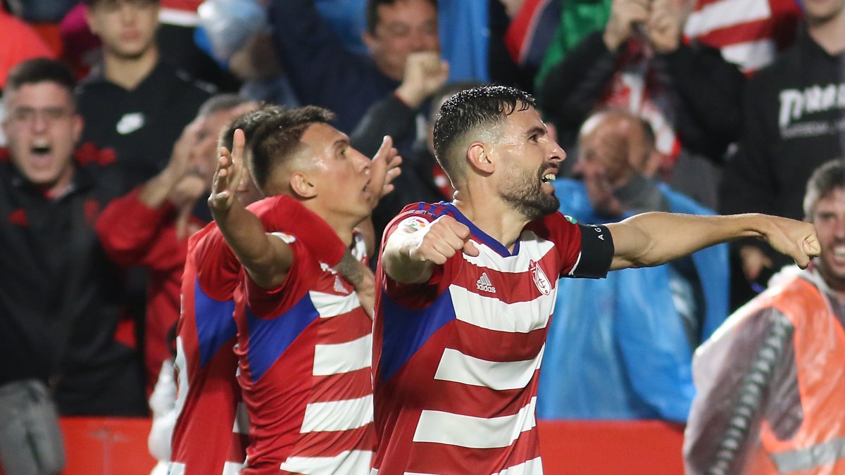El delantero albanés del Granada CF, Myrto Uzuni, festejó el primer gol.