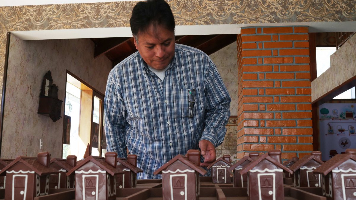 Plano. Carlos Gerl, coordinador de la exposición, observa casas de chocolate en miniatura de la Ciudad Cacao.