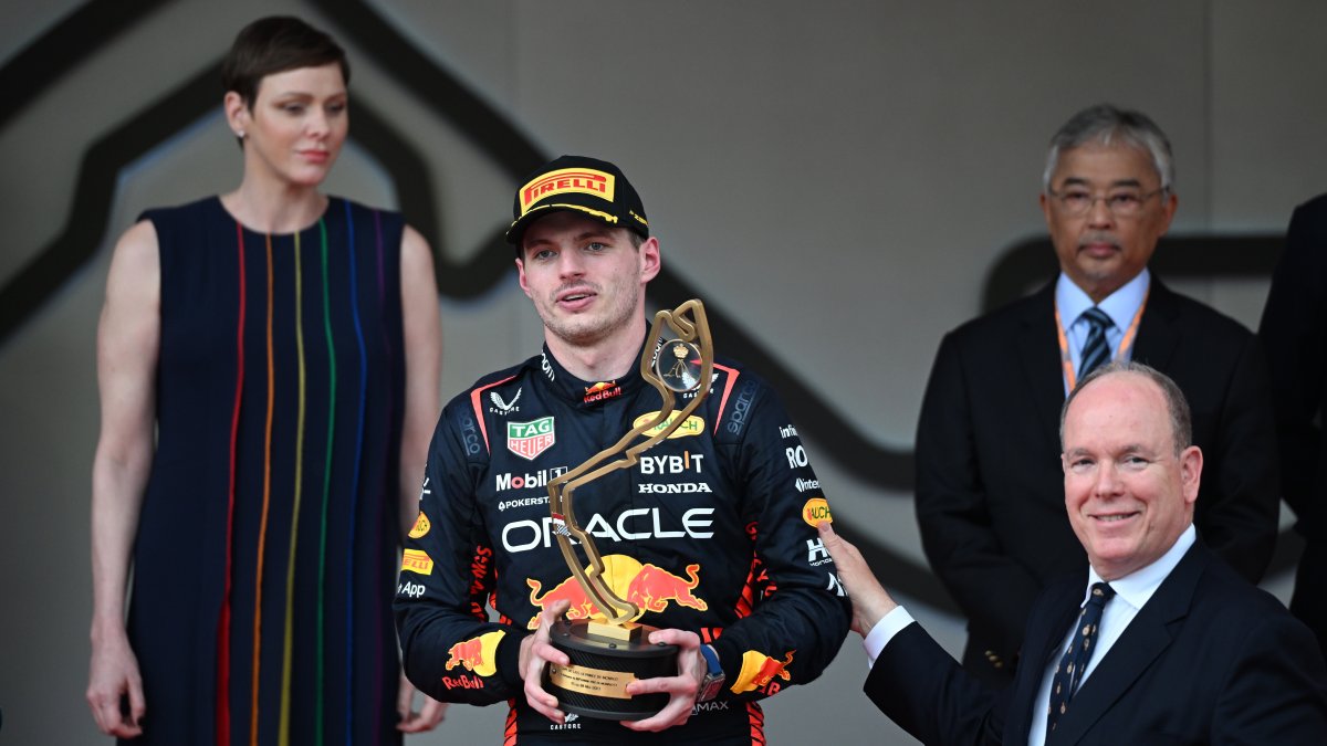 Max Verstappen (C) recibé el trofeo de campeón de manos del Príncipe Alberto de Mónaco y su esposa la princesa Charlene.