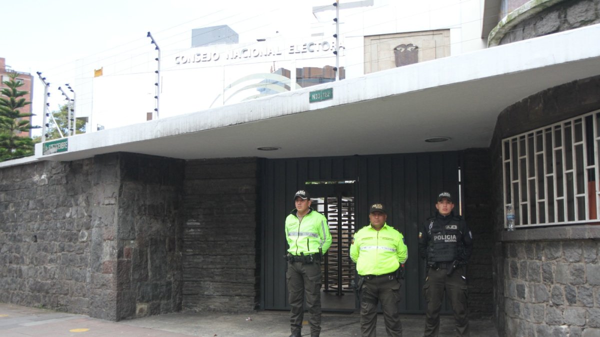 Policías resguardan las instalaciones del Consejo Nacional Electoral en el que este 28 de mayo funcionaron varias oficinas por estar en periodo electoral.
