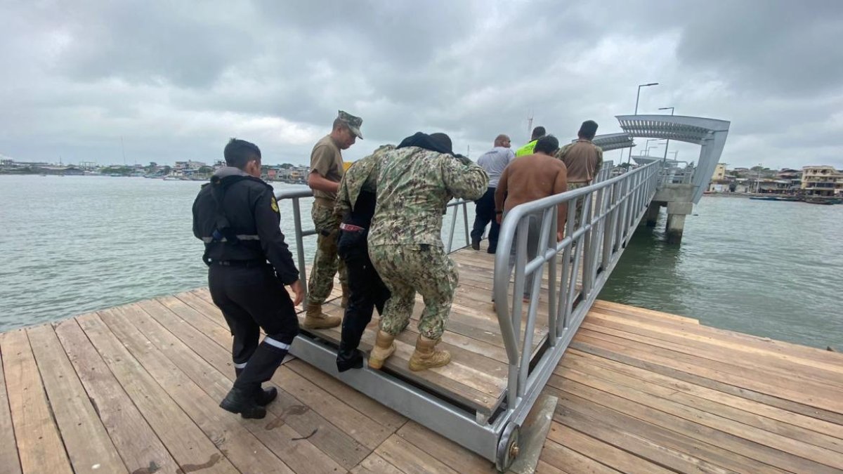 Momento en que los tres tripulantes sobrevivientes fueron rescatados del mar por personal de la Armada del Ecuador.