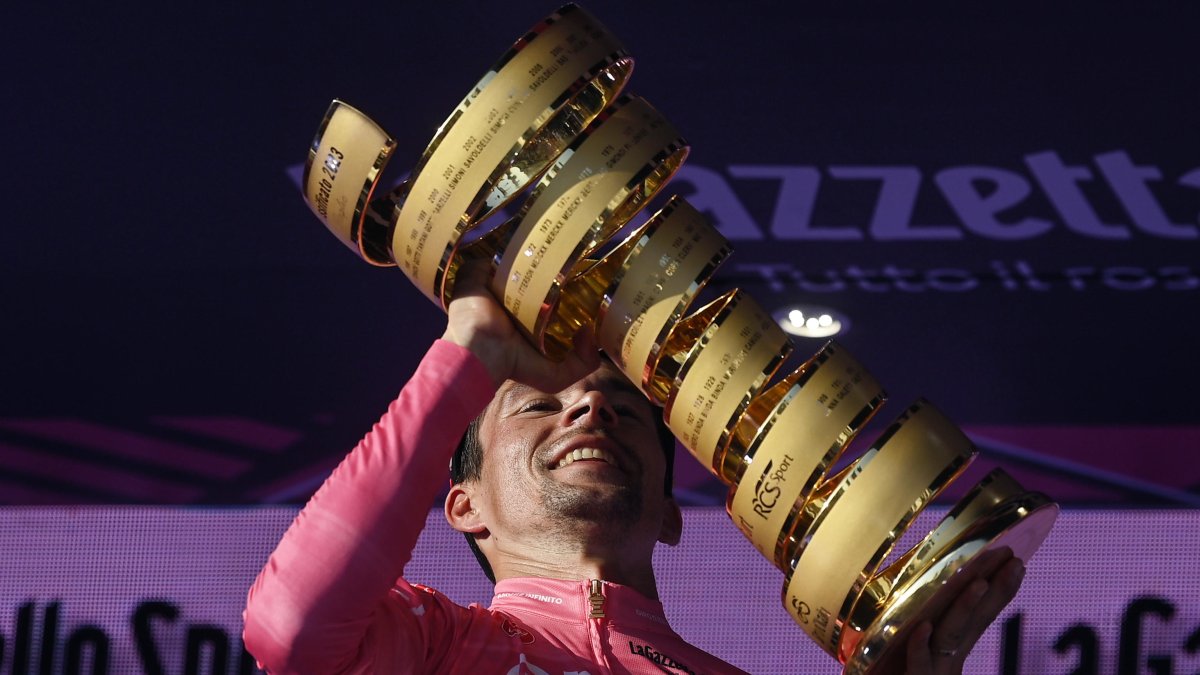 Primoz Roglic levantando la copa que lo convierten en ganador absoluto de la importante prueba ciclística.