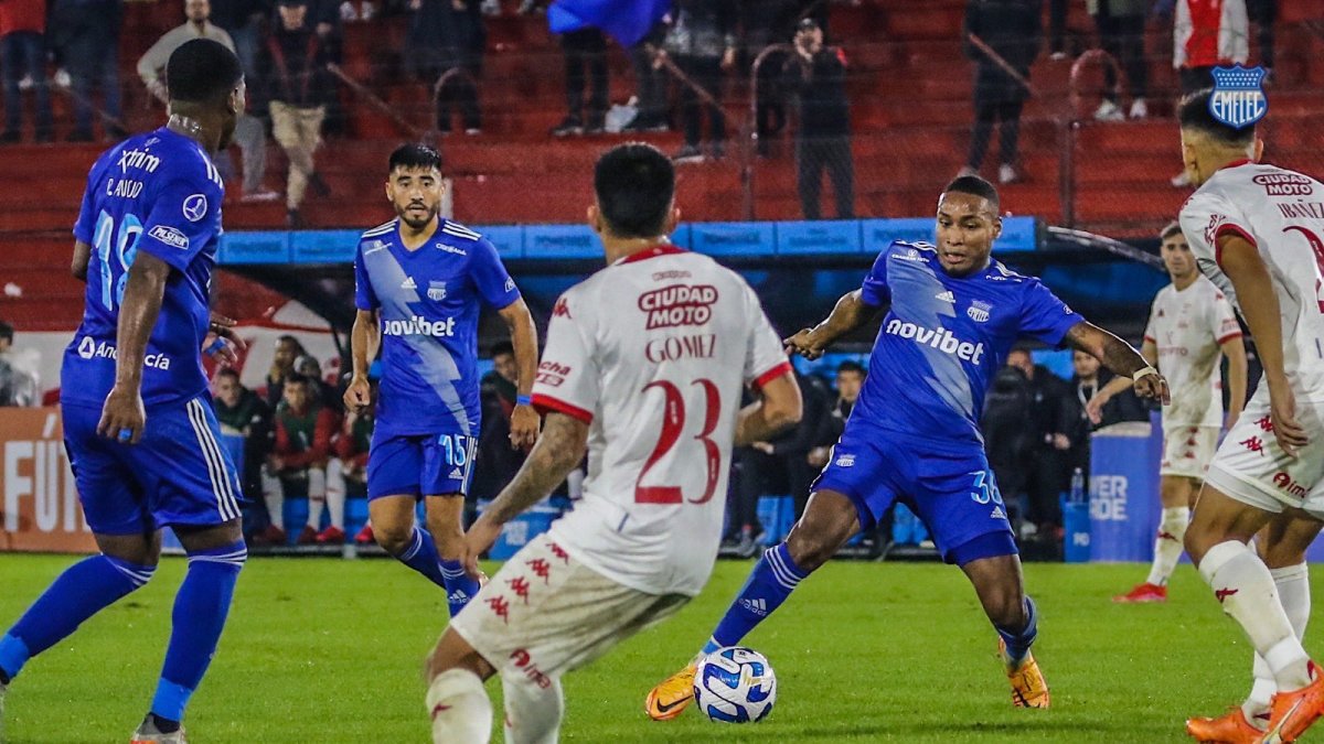 Emelec en una foto de archivo en su encuentro ante Huracán.