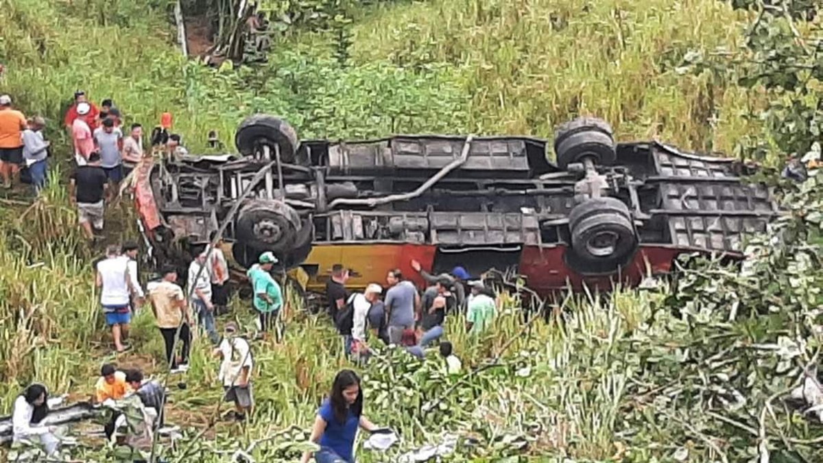 Hechos. En Manabí ocurrió un accidente de tránsito que dejó 25 heridos. El vehículo cayó a un barranco.