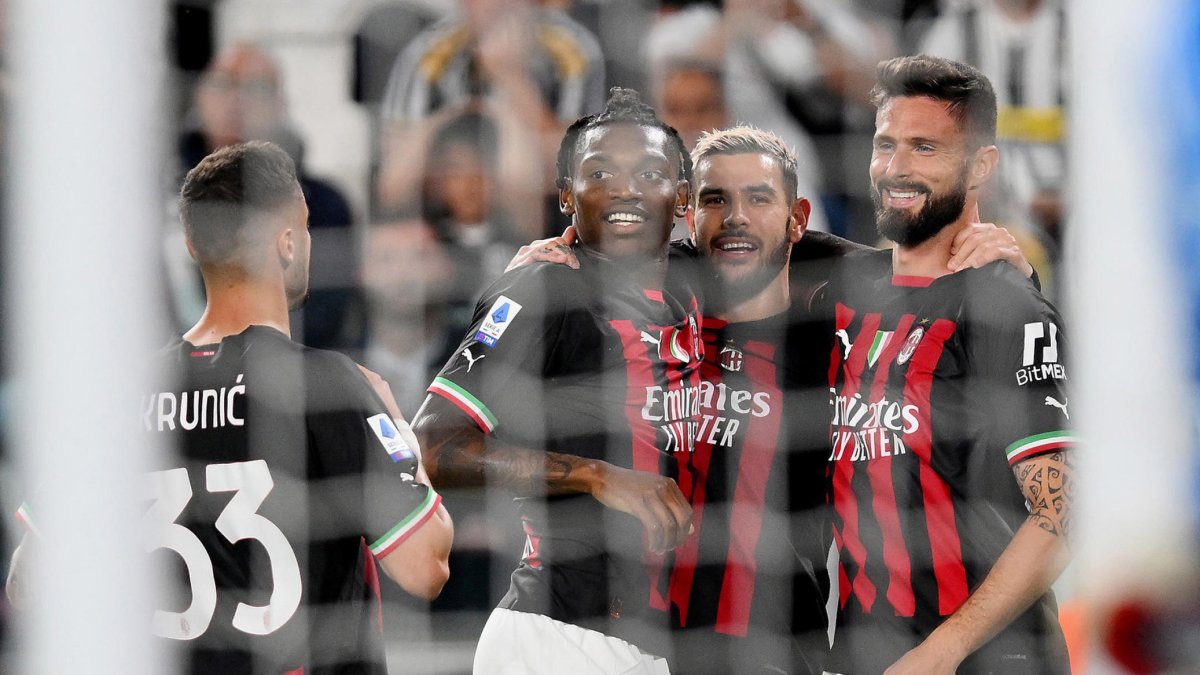 Olivier Giroud (d) celebra el único tanto del partido con el Milan.