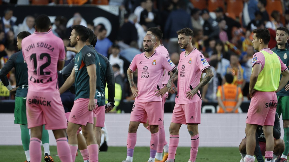 Los jugadores del Espanyol tras conocer que han descendido a Segunda División, al término del encuentro correspondiente a la jornada 37 de Primera División.