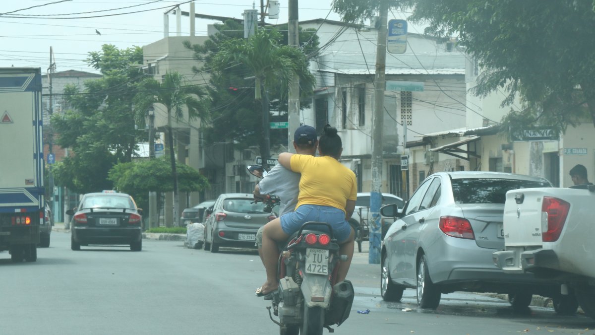 Esta es apenas una de las infracciones que a diario se comete en la ciudad. Motociclistas sin casco y de dos en dos rodando.
