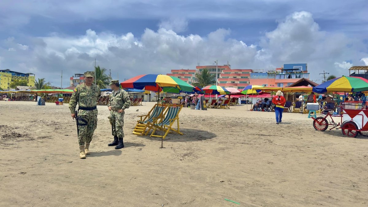 Patrullaje. En algunas playas hubo más militares que bañistas.