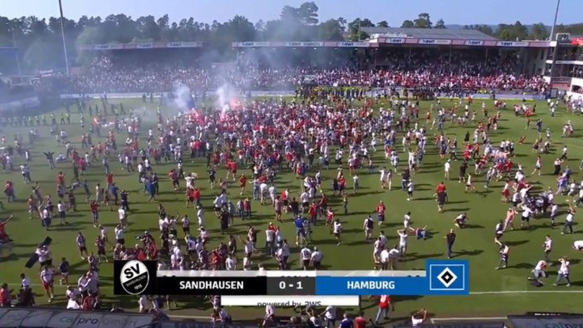 Los hinchas del Hamburgo se metieron a la cancha a festejar tras ganar, pero como dependían de otro marcador, al final no se dio su anhelo y se fueron tristes.