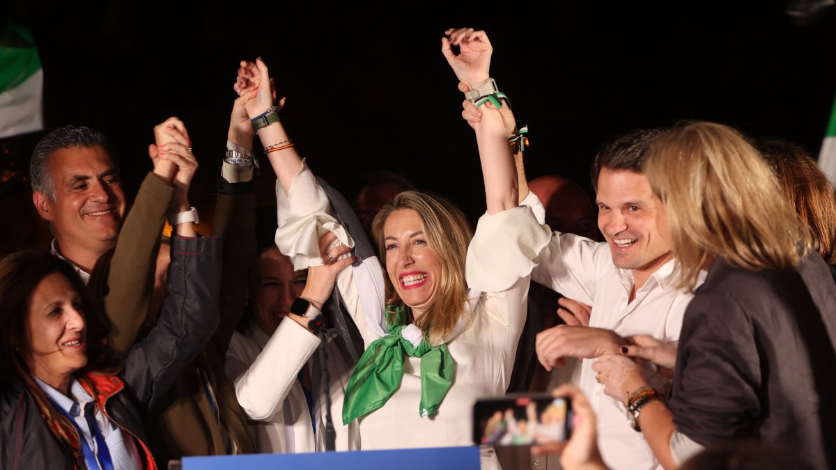 La presidenta del PP y candidata a la presidencia de la Junta de Extremadura, María Guardiola (c), festeja la victoria.