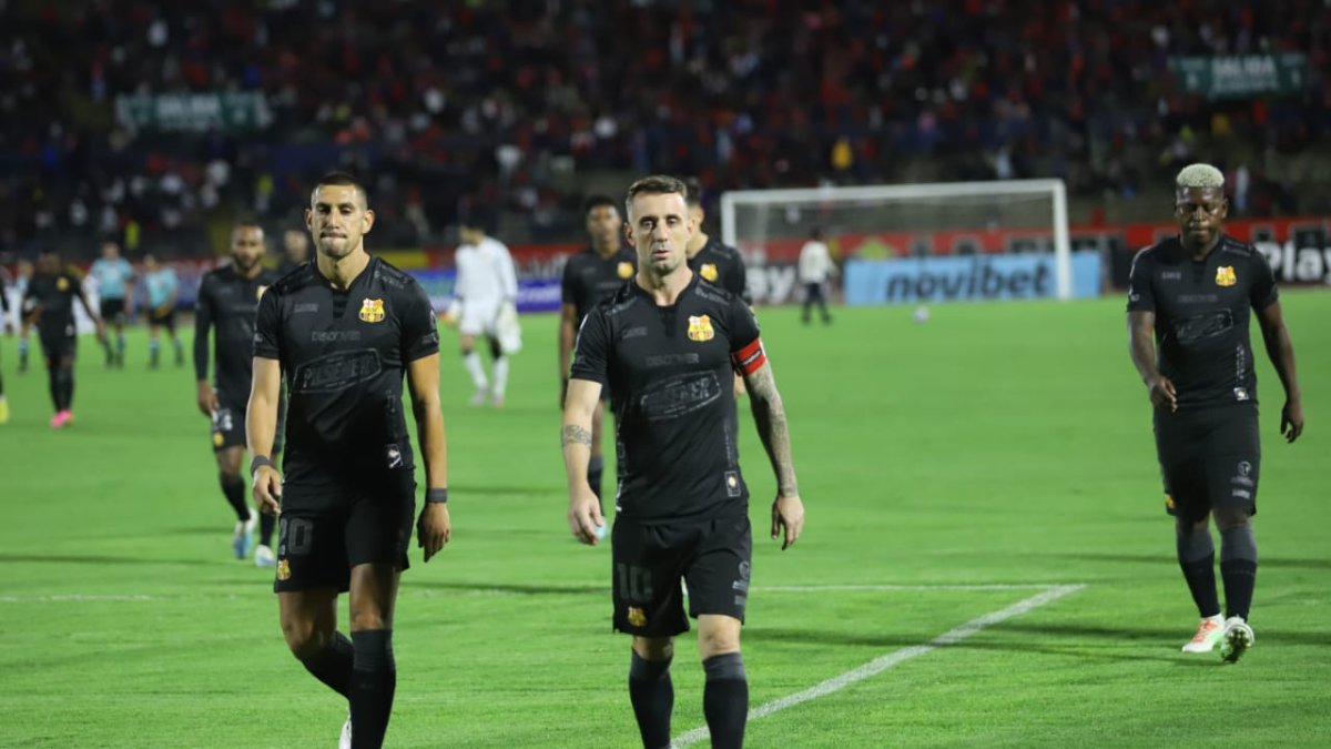 Jugadores de Barcelona tras la caída.