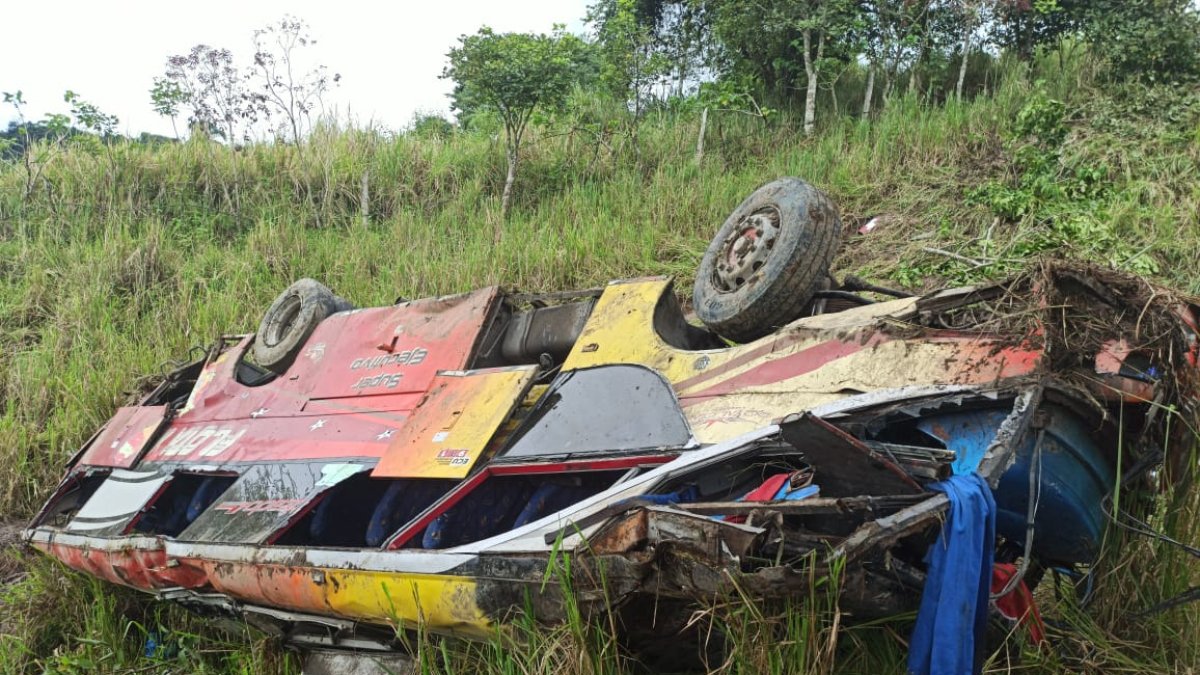 Según los reportes el bus habría chocado contra una camioneta cuando bajaba por el sector La Crespa.