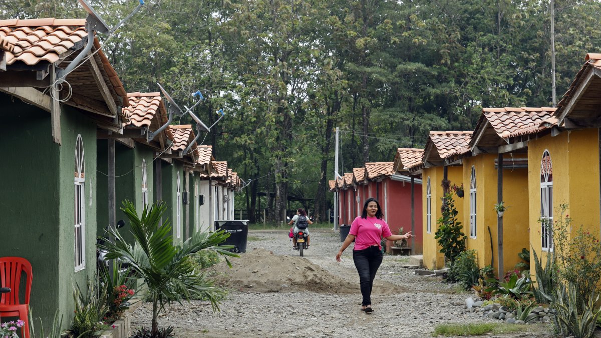 Evidencia. Una mujer camina por el barrio conocido popularmente como Las casitas, en Santa María La Nueva.