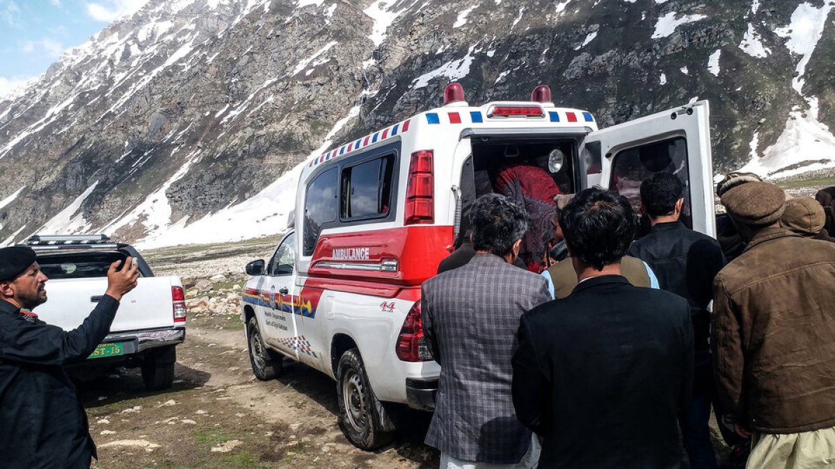 Los equipos de rescatistas se mantienen en operaciones en la zona afectada.