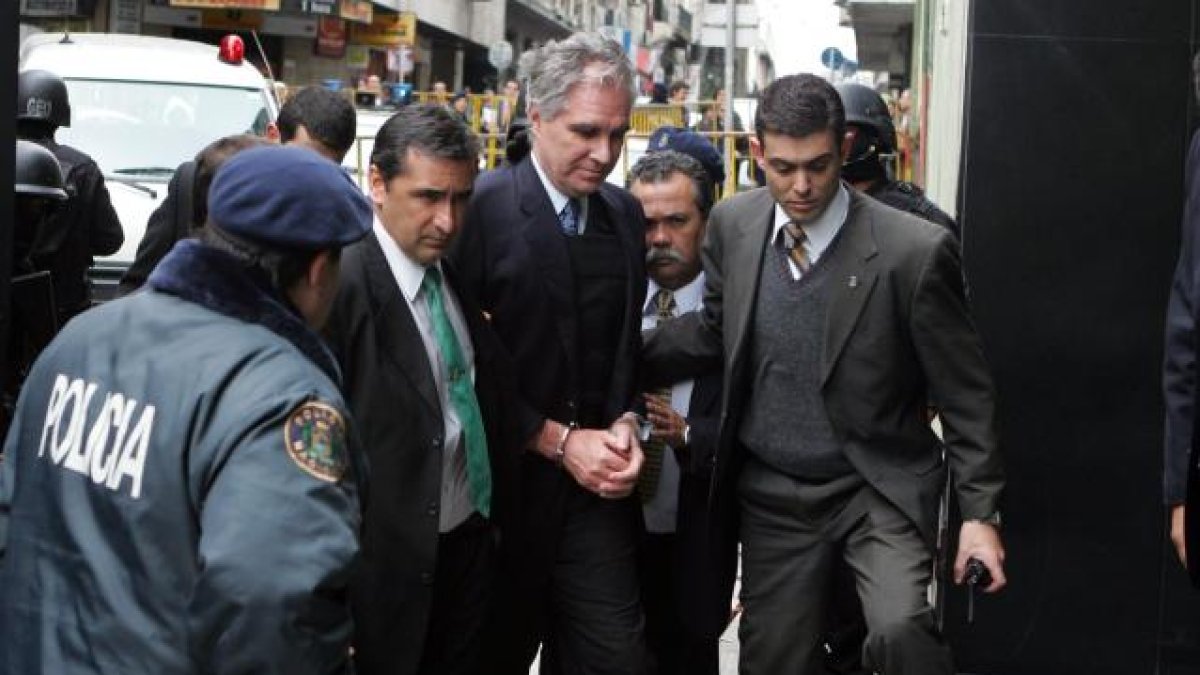 Fotografía de archivo, tomada el 10 de septiembre de 2008, en la que se registró al ex banquero uruguayo Juan Peirano Basso (c).