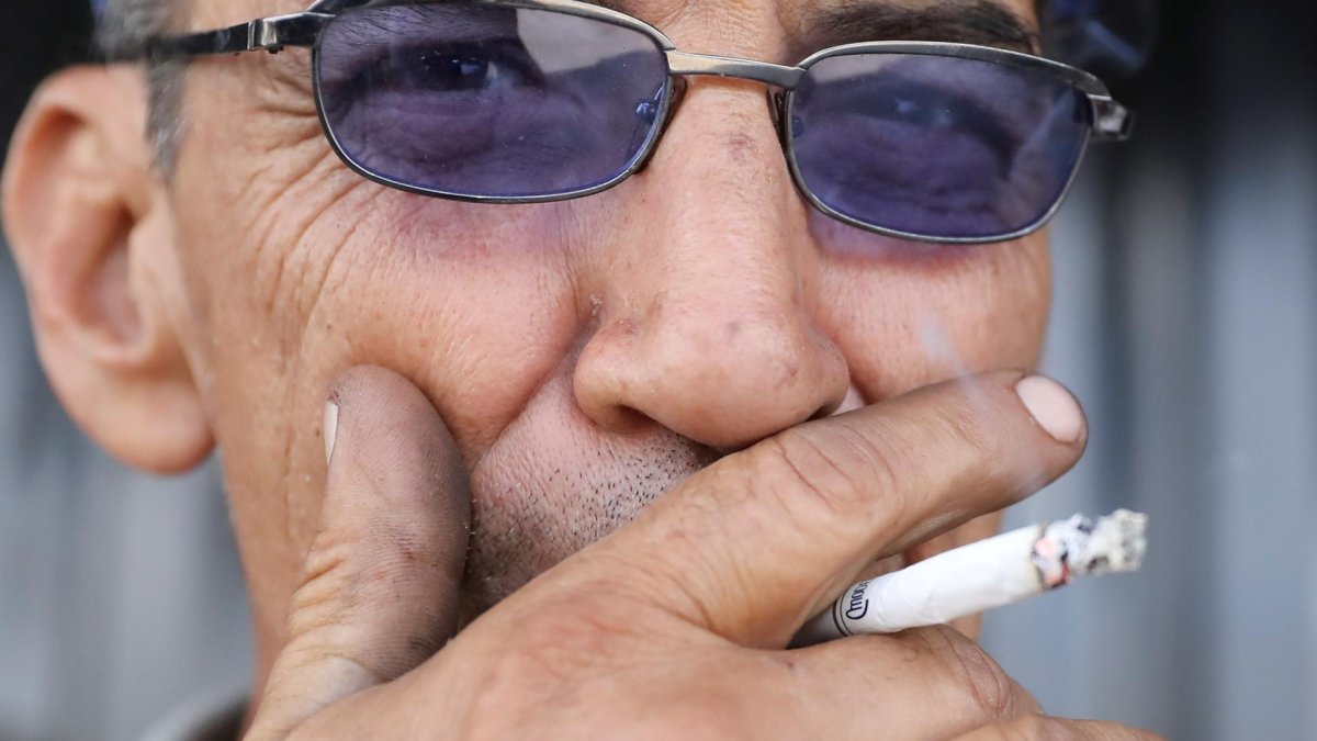 Un hombre fuma un cigarrillo en Tegucigalpa (Honduras). Foto de archivo.