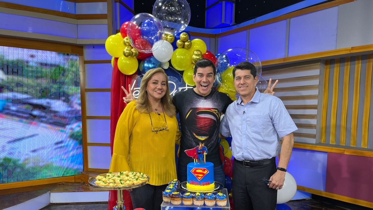 Isaac Delgado con sus padres.