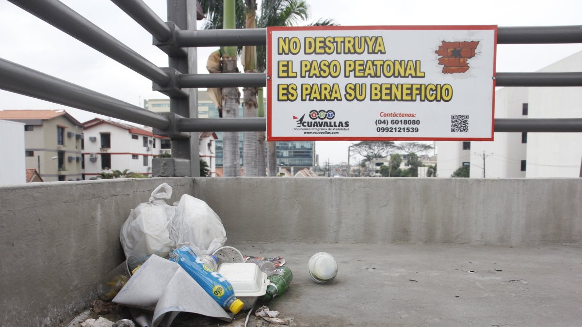 La basura es acumulada en un rincón del paso peatonal.