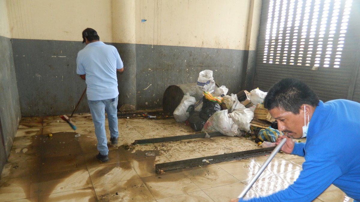 Hecho. A diario los comerciantes limpian la zona donde están los desechos.