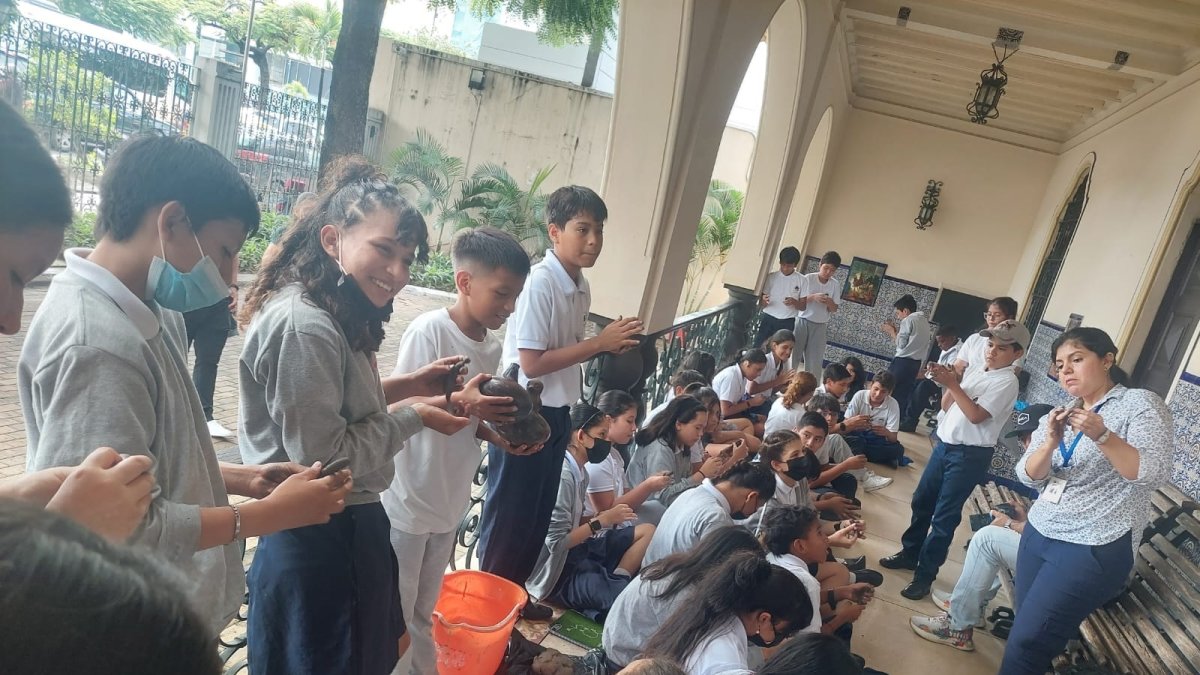 Un grupo de estudiantes de la Unidad Educativa Dr. Alfredo Raúl Vera Vera recorren el Museo Presley Norton.