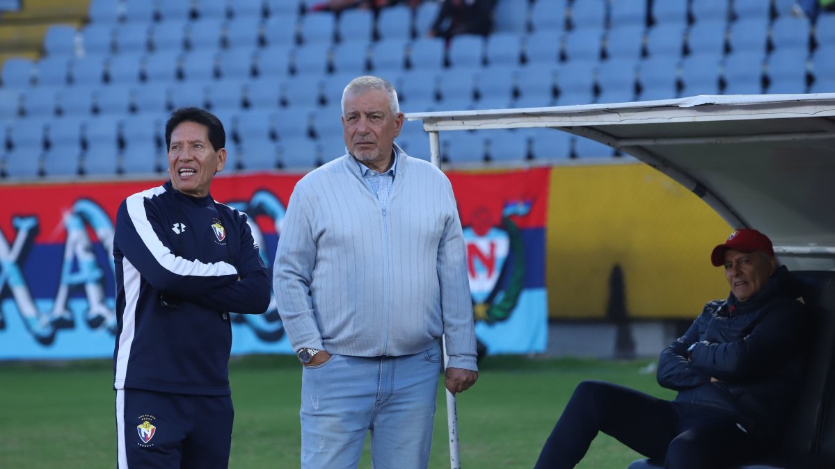 Ever Hugo Almeida (c) tiene a El Nacional en el cuarto lugar de la LigaPro.