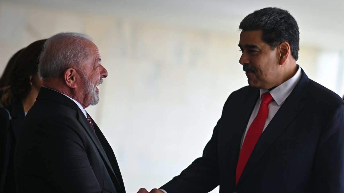El presidente de Brasil, Luiz Inácio Lula da Silva, recibe al presidente de Venezuela, Nicolás Maduro, previo a un almuerzo en el Palacio de Itamaraty, hoy 29 demayo, en Brasilia (Brasil). 