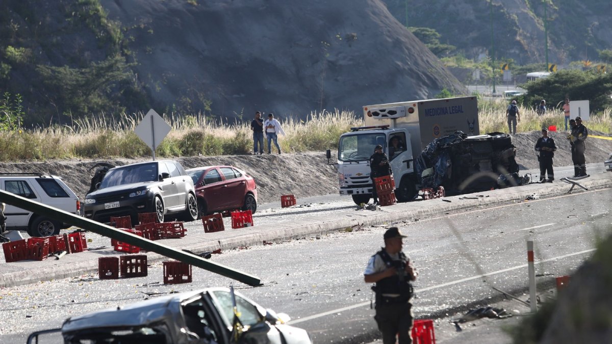 Restos. Hasta Calderón se llevaron los carros chocados.