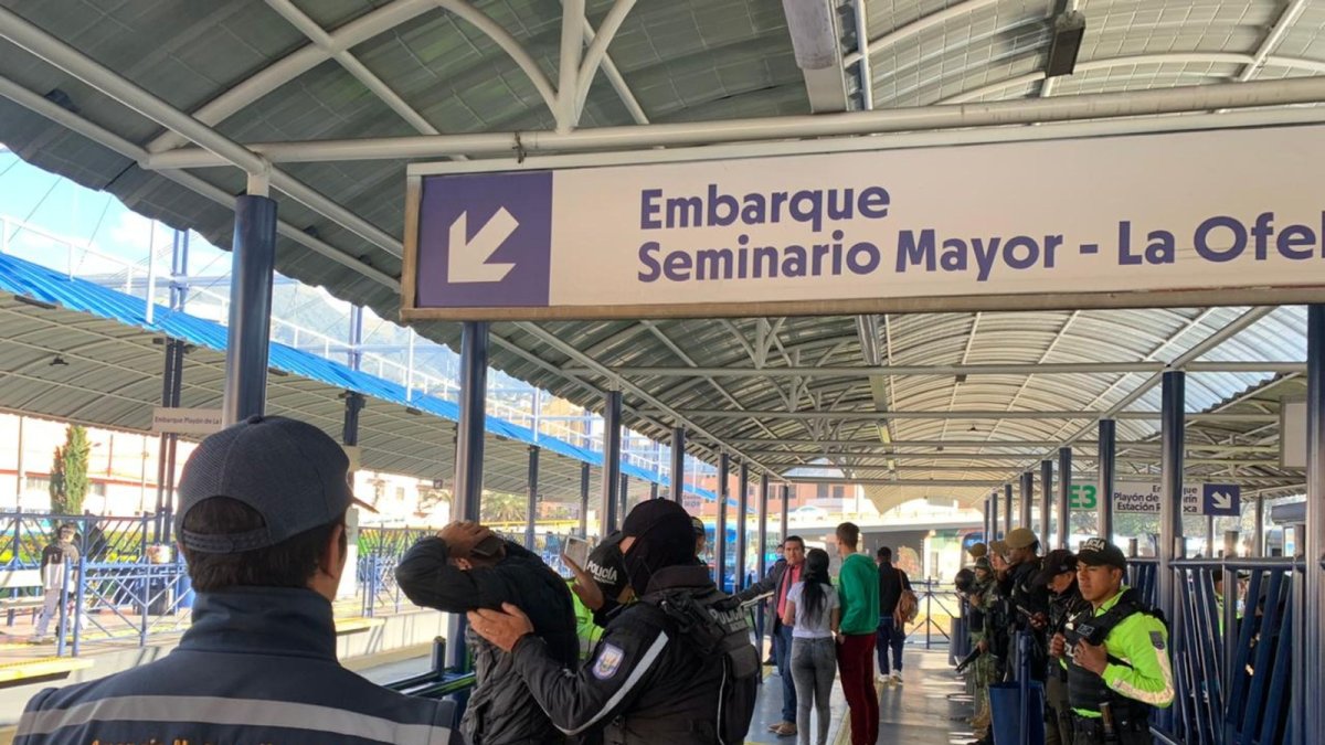 Revisión. Miembros de la Policía y Fuerzas Armadas durante el control.