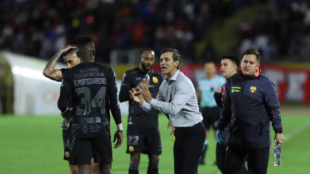 Tras la caída con El Nacional, Bustos (c) tiene cero margen de error con el Ídolo y debe esperar, al menos, dos resbalones de Independiente del Valle.