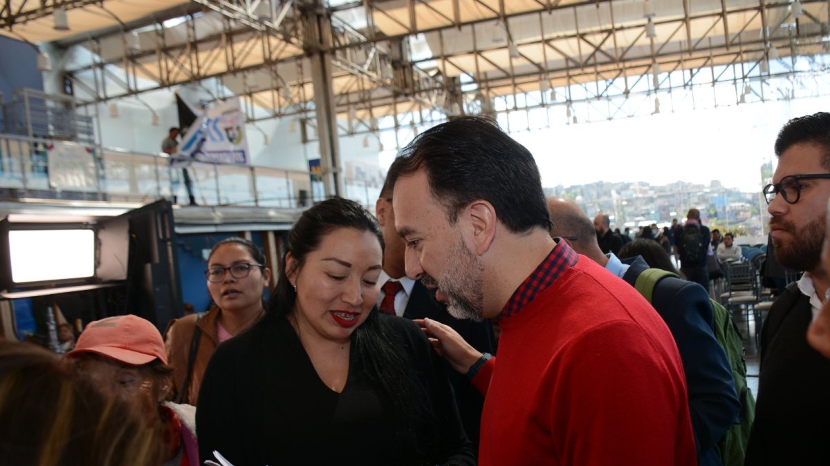 Informe. Al finalizar el enlace, el alcalde conversó con los simpatizantes asistentes.