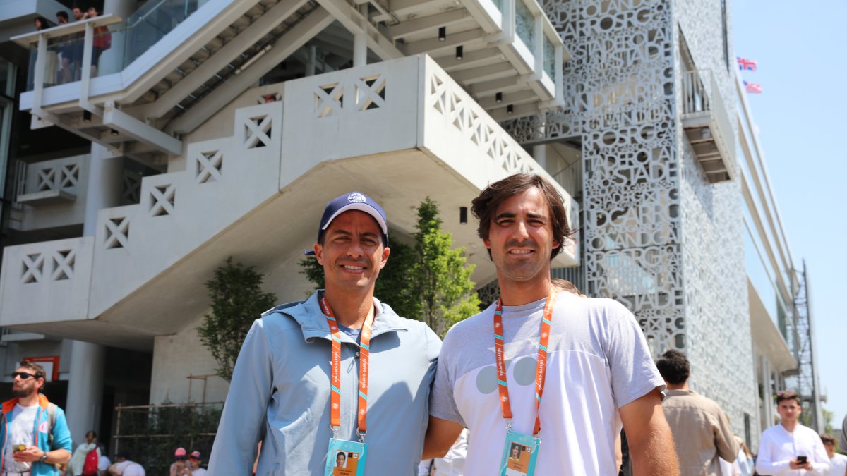 Gonzalo Escobar (i) y Diego Hidalgo en los exteriores donde se disputa el Roland Garros 2023.