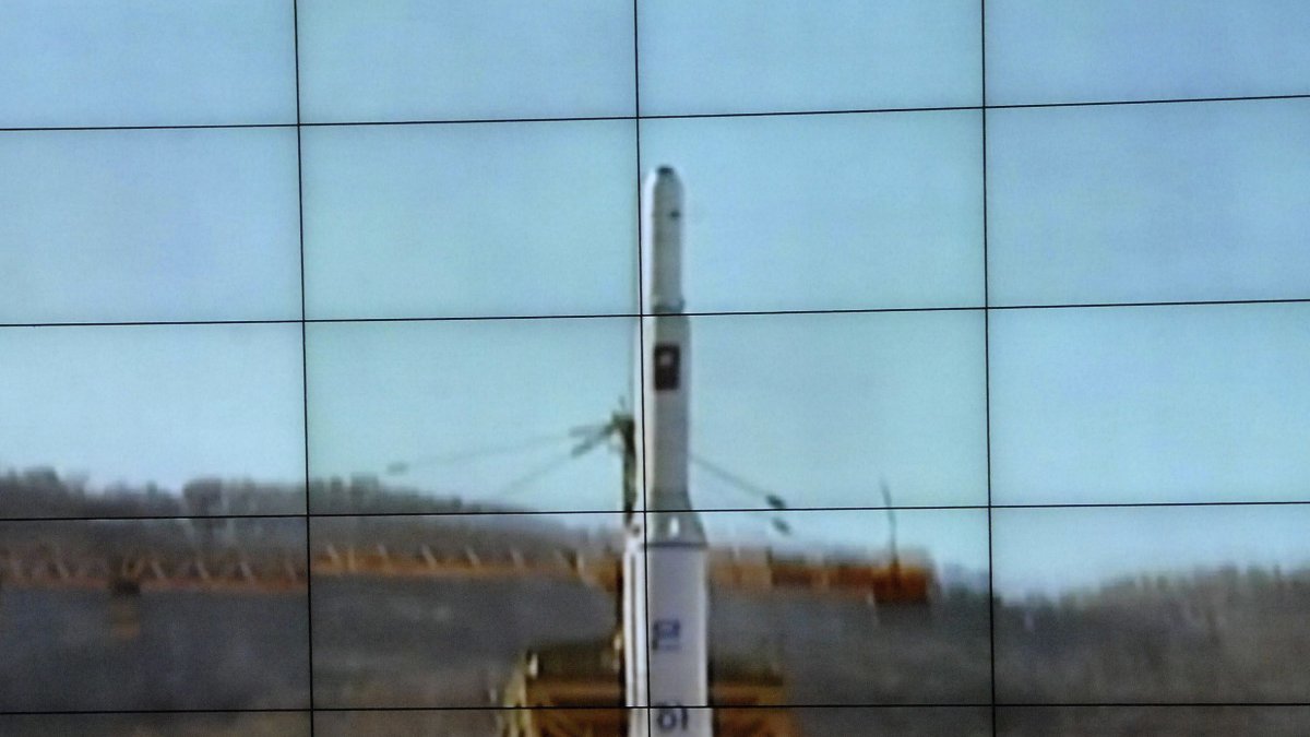 Imagen tomada de la televisión el 12 de diciembre de 2012 que muestra la retransmisión del lanzamiento del cohete de largo alcance norcoreano.