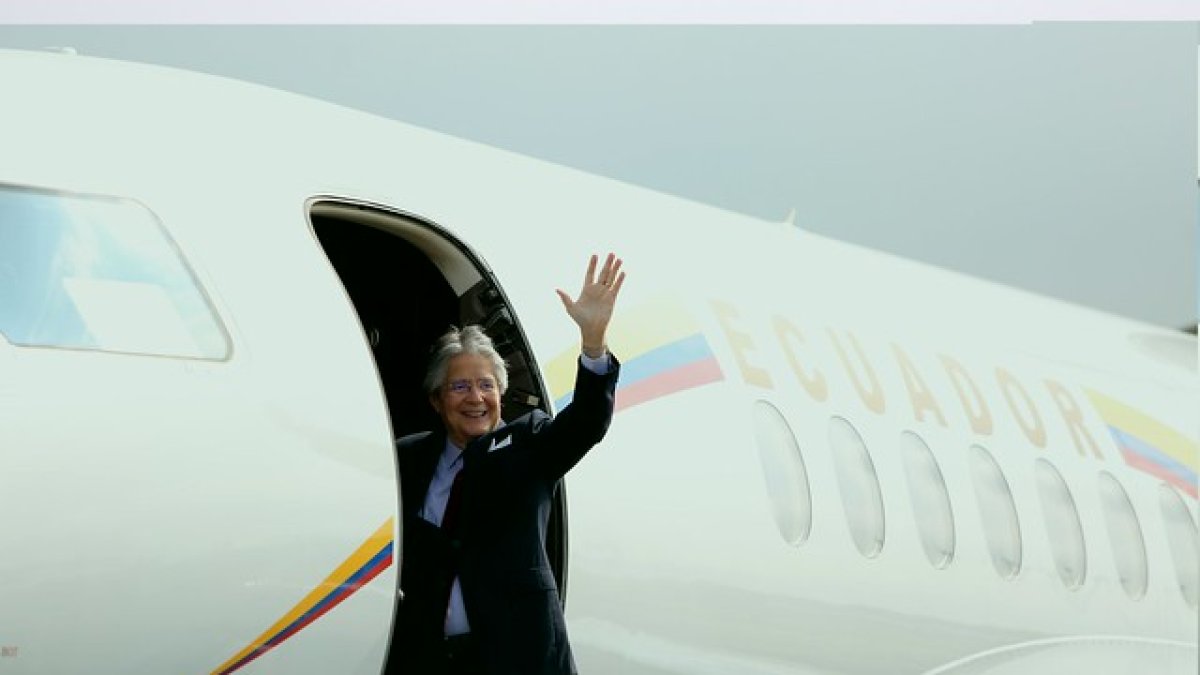 Declaración. El presidente Guillermo Lasso habló ante los medios de comunicación antes de viajar a Brasilia.