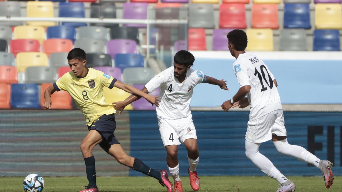 Sebastián González (i) de Ecuador disputa un balón con Abudullah Aiyas (c) de Fiyi, el pasado viernes 26 de mayo.