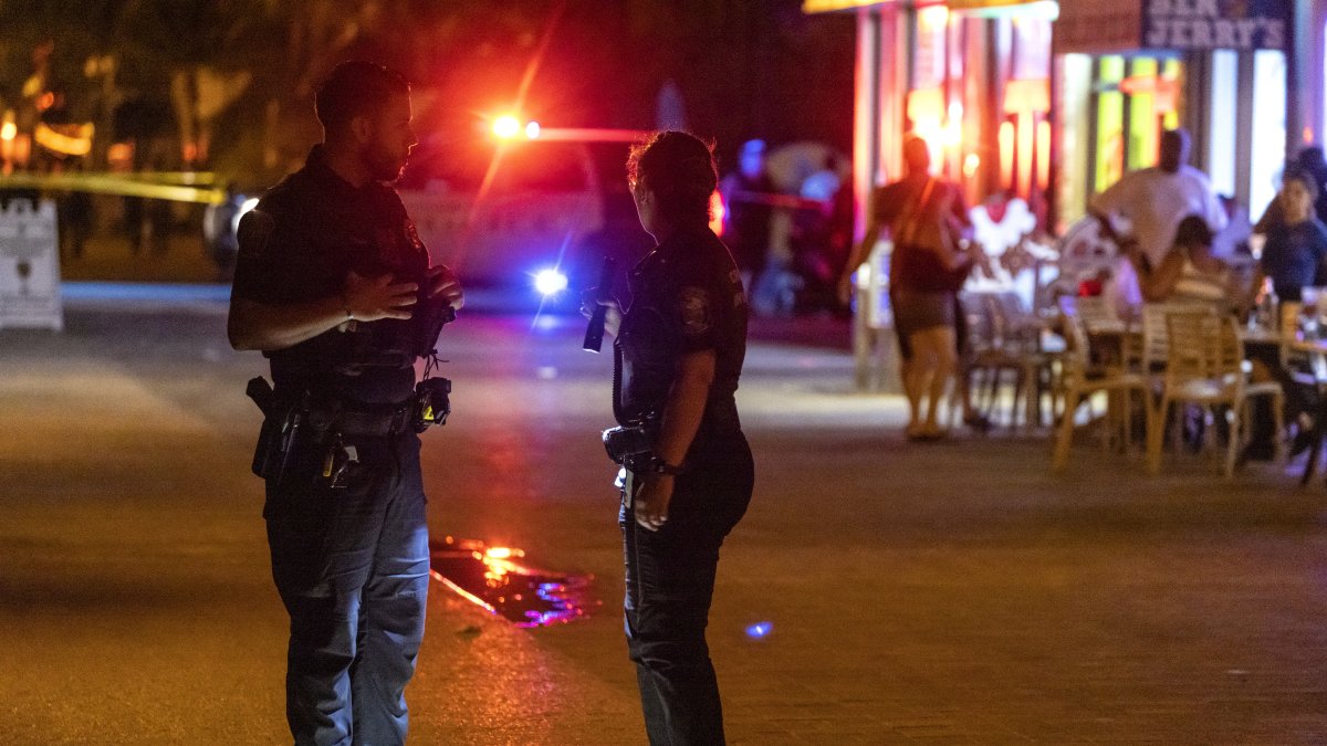 Agentes policiales registran el área donde se desató el tiroteo a lo largo de un malecón de playa en Hollywood, Florida, Estados Unidos.