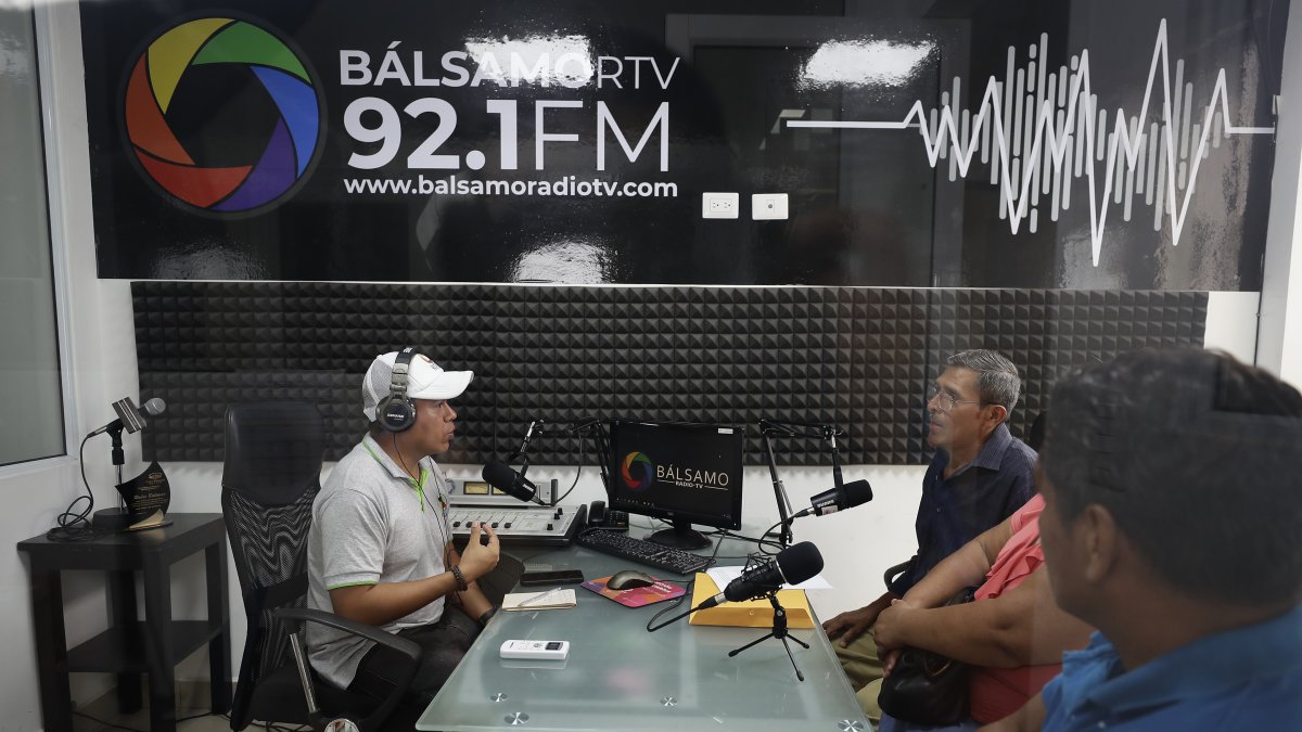 Un periodista realiza una entrevista en el estudio de Radio Bálsamo RTV, el 25 de mayo de 2023, en Zaragoza (El Salvador). EFE/Rodrigo Sura