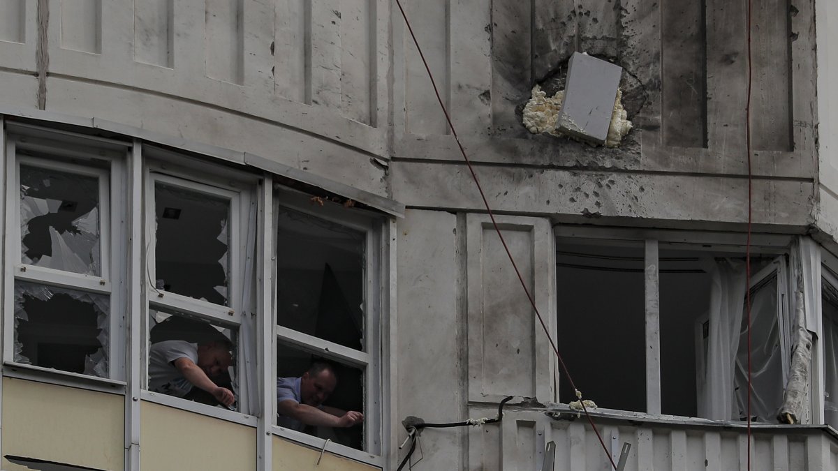Investigadores rusos trabajan en el lugar en el que se ha producido hoy el primer ataque masivo de drones.