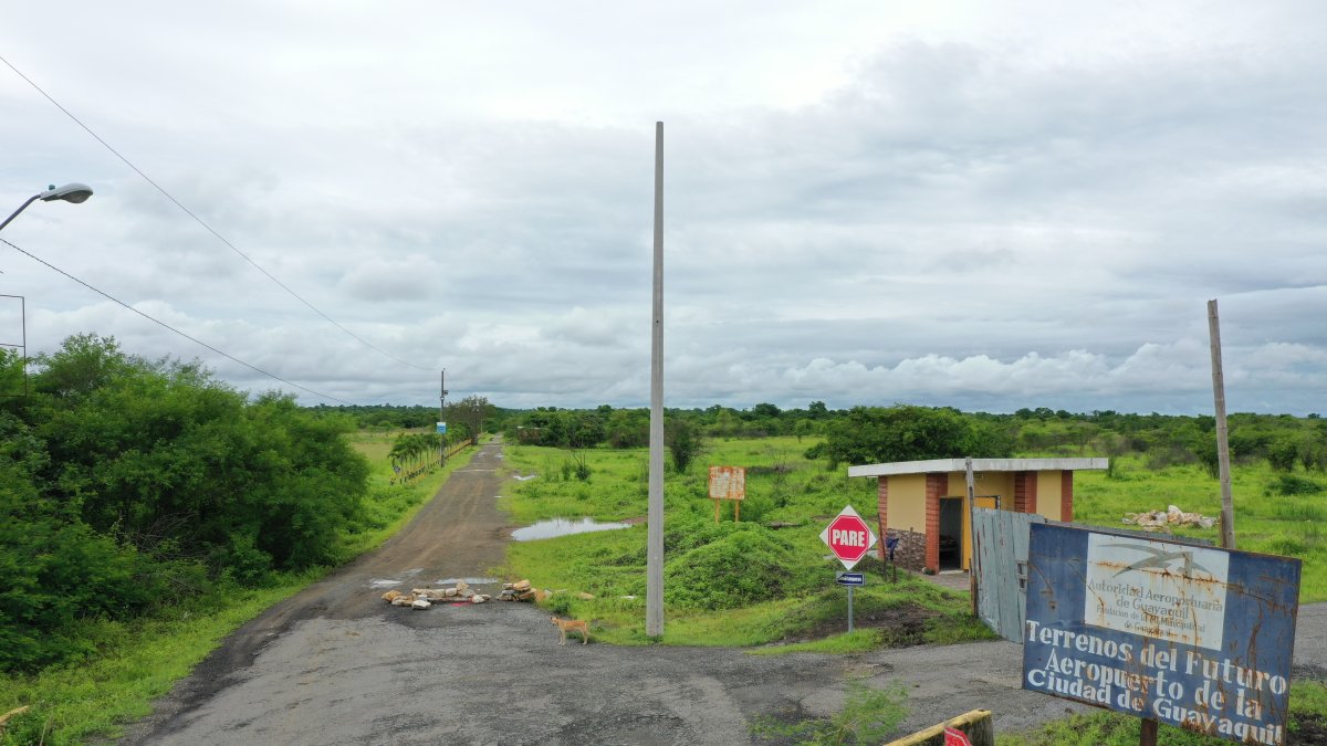 Escenario. Una fotografía de la zona de Daular, donde está un cartel con el logo de la Autoridad Aeroportuaria.