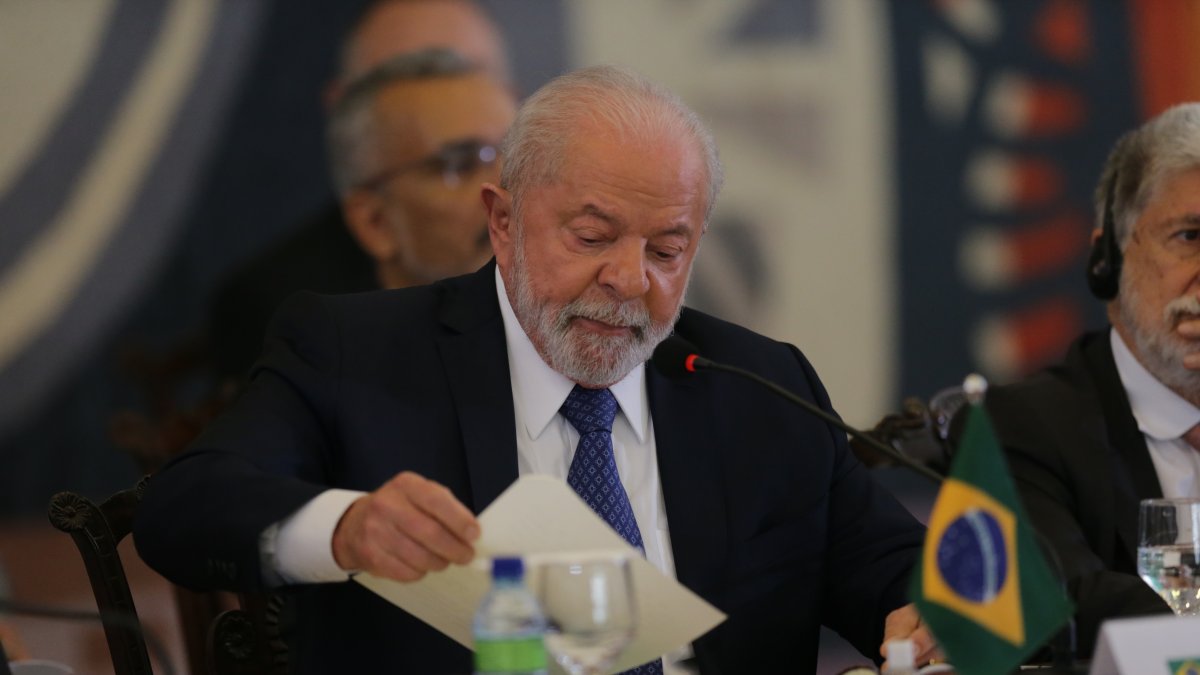 El presidente de Brasil, Luiz Inácio Lula da Silva, habla durante la cumbre suramericana hoy, en el palacio de Itamaraty, sede de la cancillería brasileña, en Brasilia (Brasil).  