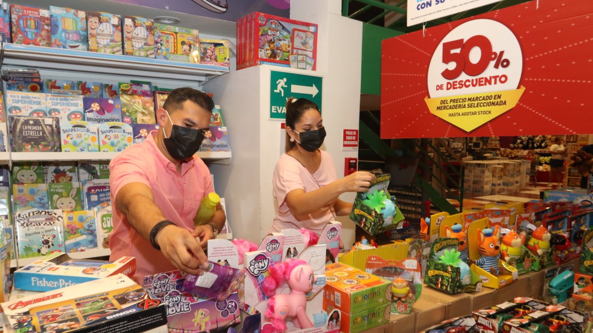 Los padres de familia buscan los descuentos en juguetes para el día del niño.