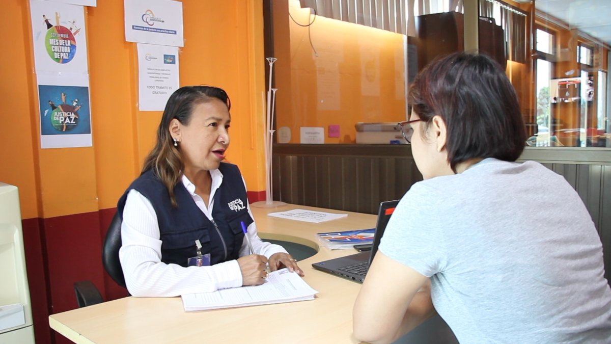 Diligencia. La jueza Carmen Cañarte (i) atiende en la parroquia Lorenzo de Garaicoa, en el cantón Simón Bolívar, Guayas.